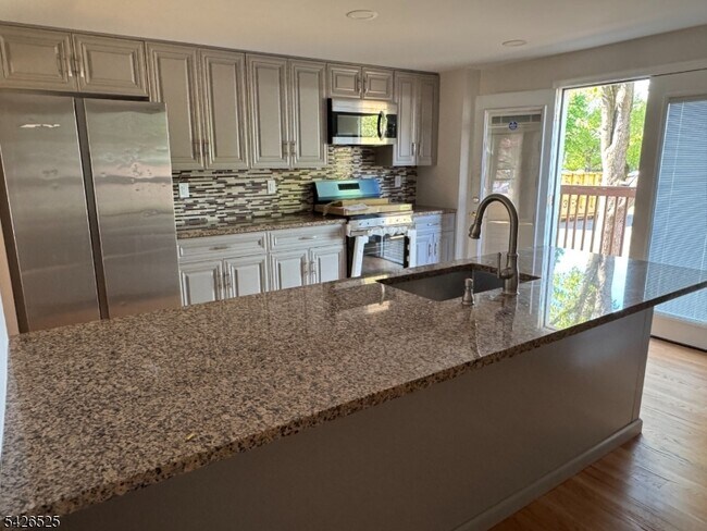 Foto del edificio - 87 Fairview Ave