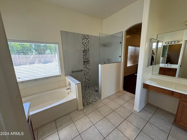 Foto del edificio - 8230 W Denton Ln