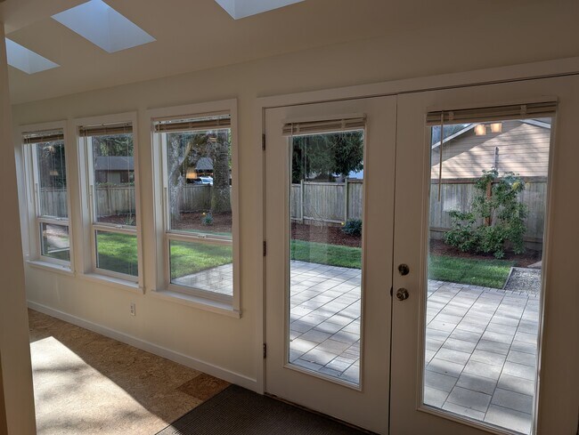 Muro de ventanas al patio - 14105 104th Pl NE