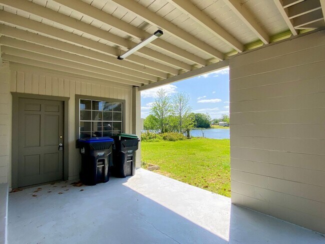 Foto del edificio - 3 Bedroom Lakefront Home in Apopka!