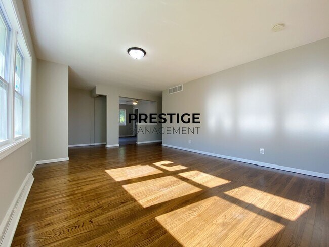 Foto del edificio - Large 3 Bedroom Home In Gary