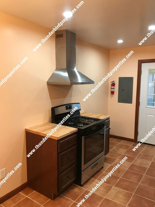 Building Photo - 1317 San Mateo Blvd SE