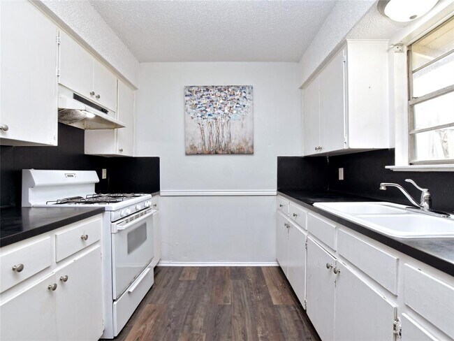 Foto del edificio - 9701 Hansford Dr