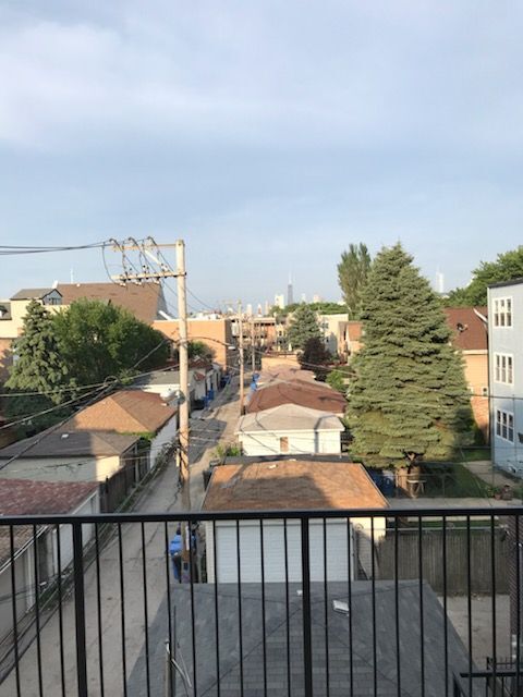 Foto del edificio - 945 N Hoyne Ave