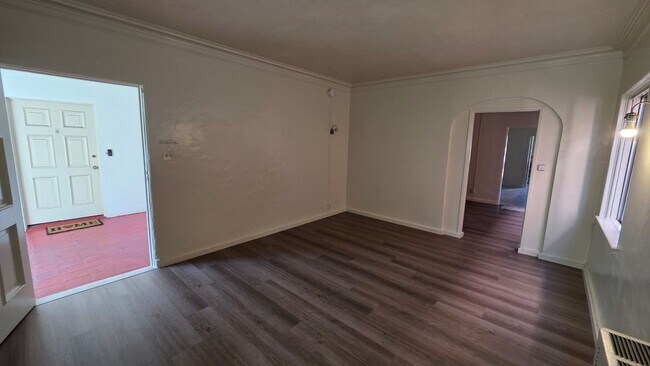 Foto del edificio - 1251 W 36th St