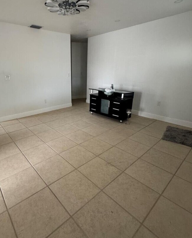 Building Photo - 36 52 HIALEAH