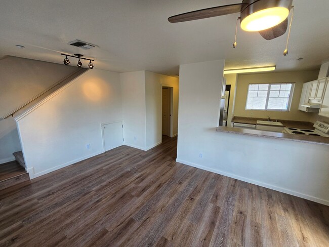 Building Photo - MOVE-IN SPECIAL: $700 OFF THE FIRST FULL M...