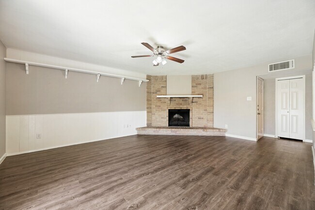 Foto del edificio - 17615 Autumn Hills Dr