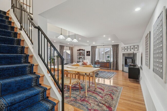 Foto del edificio - GORGEOUS BRICK TOWNHOME 2BD/3BA+LOFT- CHER...
