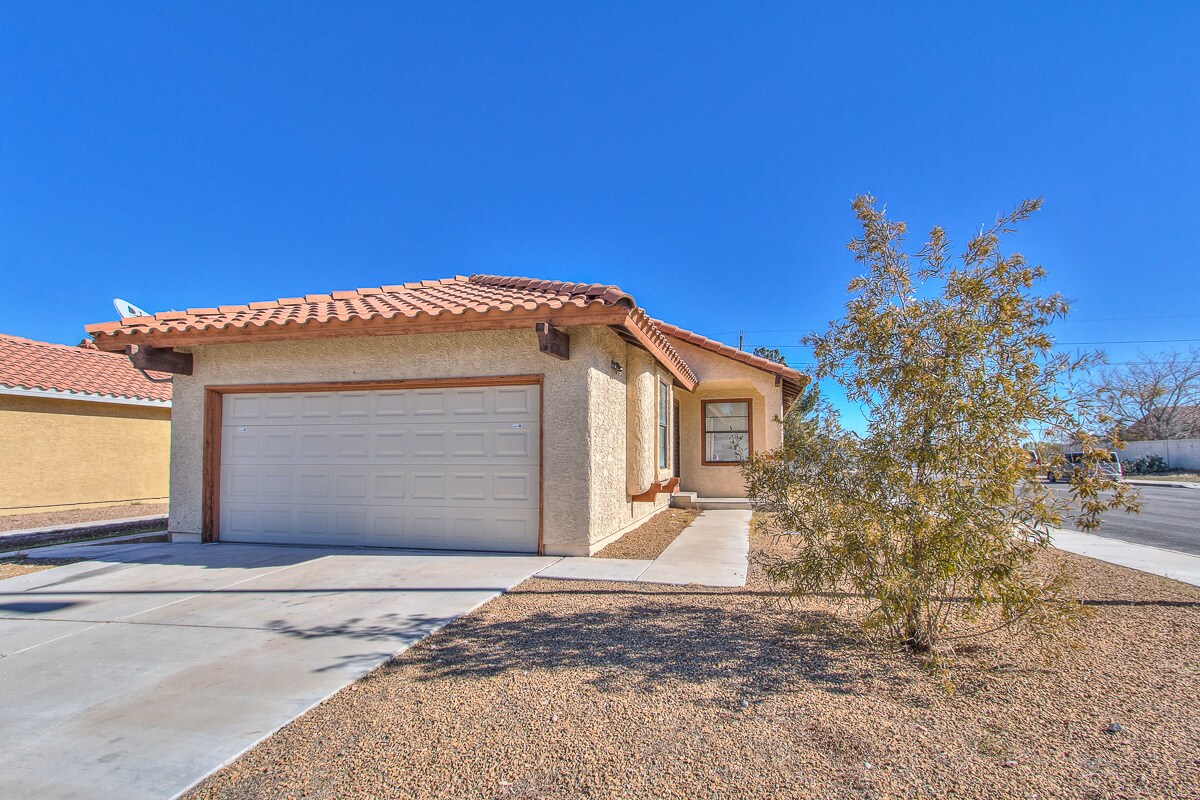 Primary Photo - COZY SINGLE STORY HOME ON A CORNER LOT WIT...