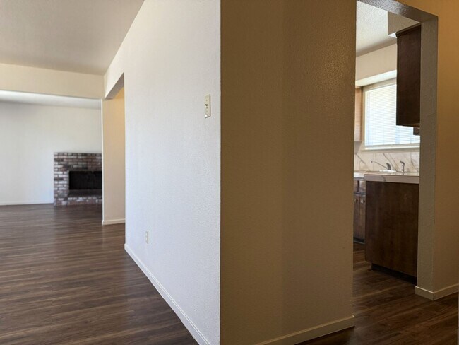 Foto del edificio - Available NOW!