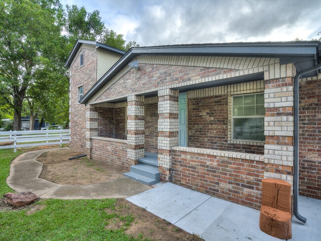 Building Photo - 2100 N Saint Luke Ave