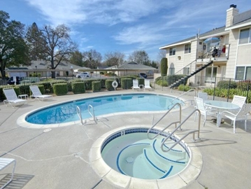 Piscina - Oak Grove Apartments