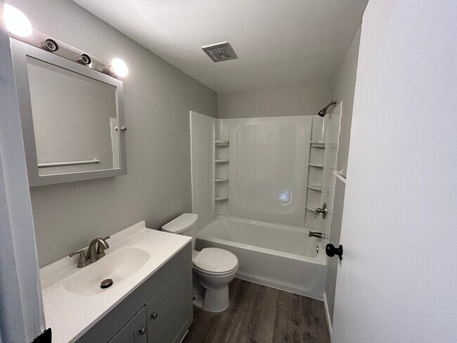 Foto del edificio - 5670-5676 Ironwood Ct