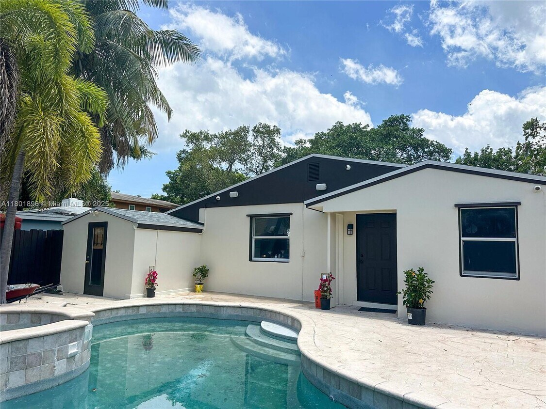 Primary Photo - 300 SW 14th Ct