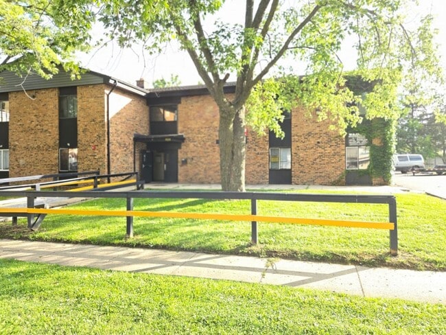 Building Photo - 924 Greenbrier Rd