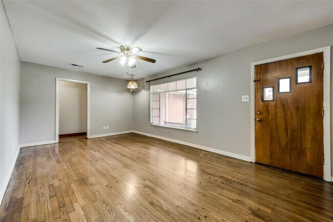 Foto del edificio - 4262 T C Jester Blvd