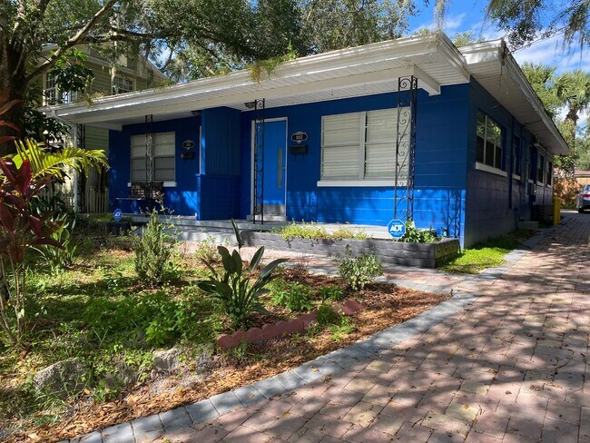 Building Photo - Recently renovated open floor plan 2/1 Dup...