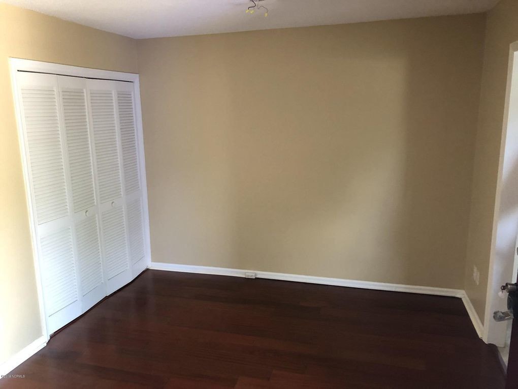 Building Photo - Townhome