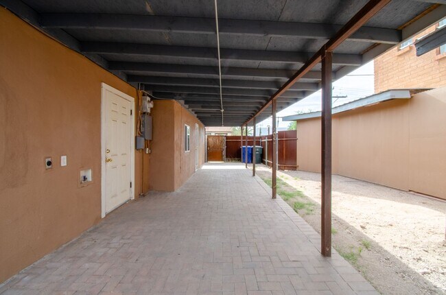 Foto del edificio - 2 Bed 1 Bath Home with Private Fenced Backyard!