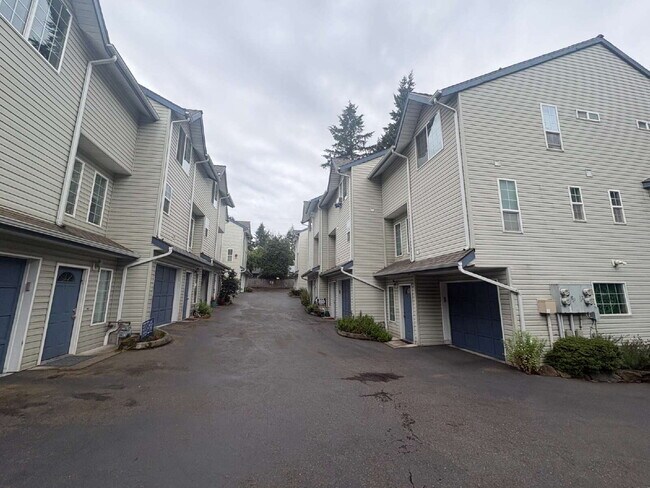 Foto del edificio - Bright, Spacious Townhome with Stylish Upgrades in Pinehurst/Roosevelt