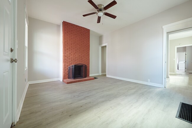 Dormitorio en el primer piso con armario. - 2354 Victor St