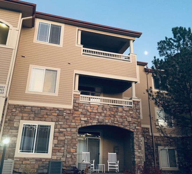 Building Photo - SW Littleton Top Floor Condo with Mountain...