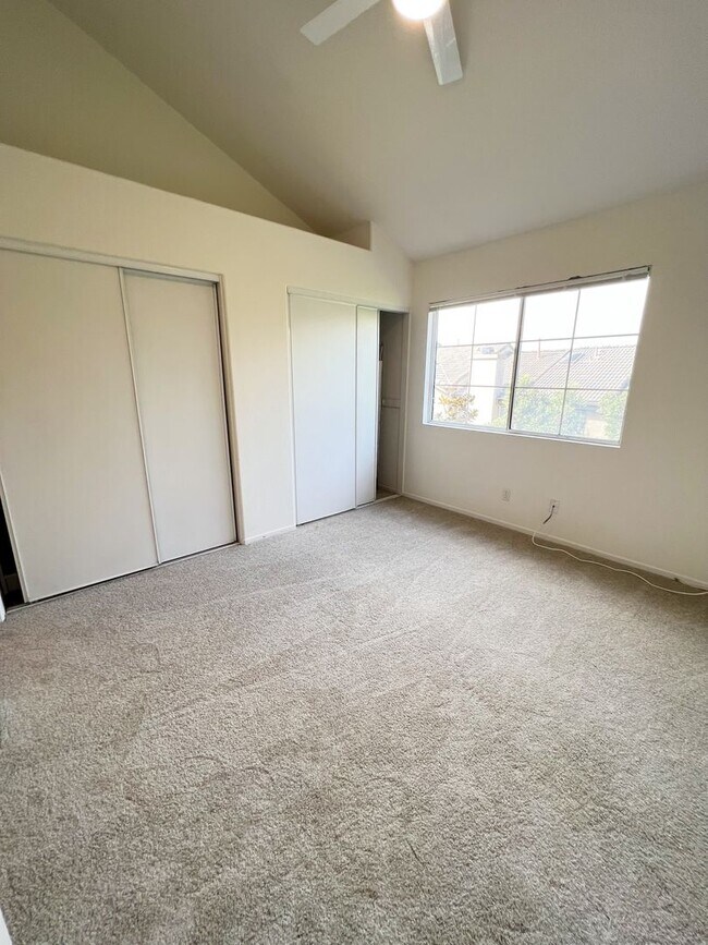 Foto del edificio - Large Townhome - 3 Bed/ 3 Bath with 2 car garage in Carmel Valley!