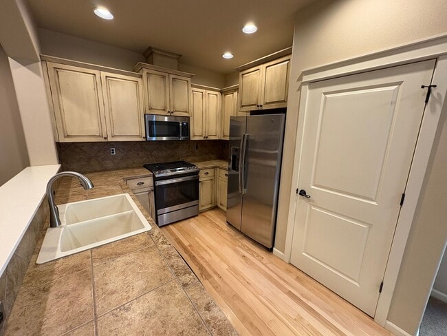 Building Photo - Beautiful 3 Bed/2.5 Bath Townhome in SE Be...