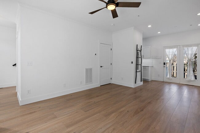 Building Photo - 1032 McKenna Dr