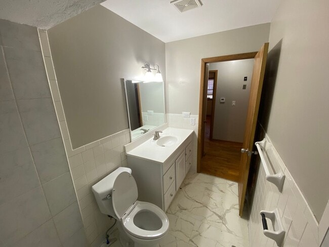 Foto del edificio - Corner lot; New appliances, New bathroom V...