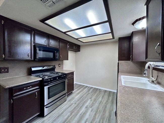 Foto del edificio - 906 Spring Tree St