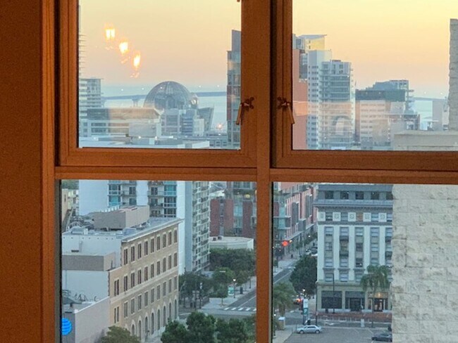Foto del edificio - Beautiful Large 2 Bdrm, 2 Ba Condo in Cort...