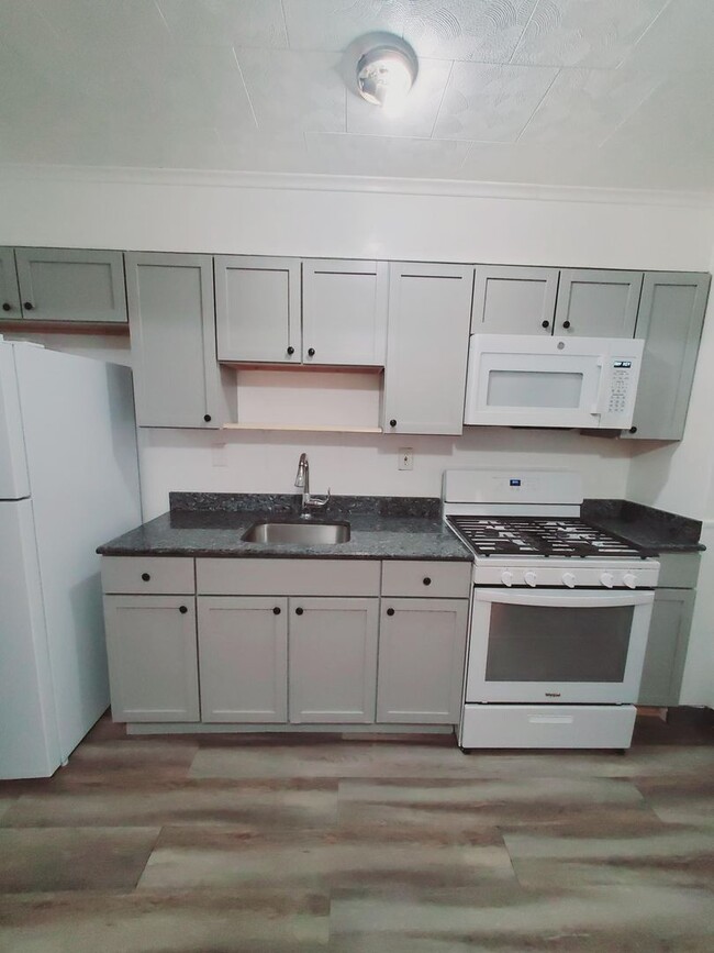 Building Photo - 2 Bedroom 1.5 Bath located near Bayview