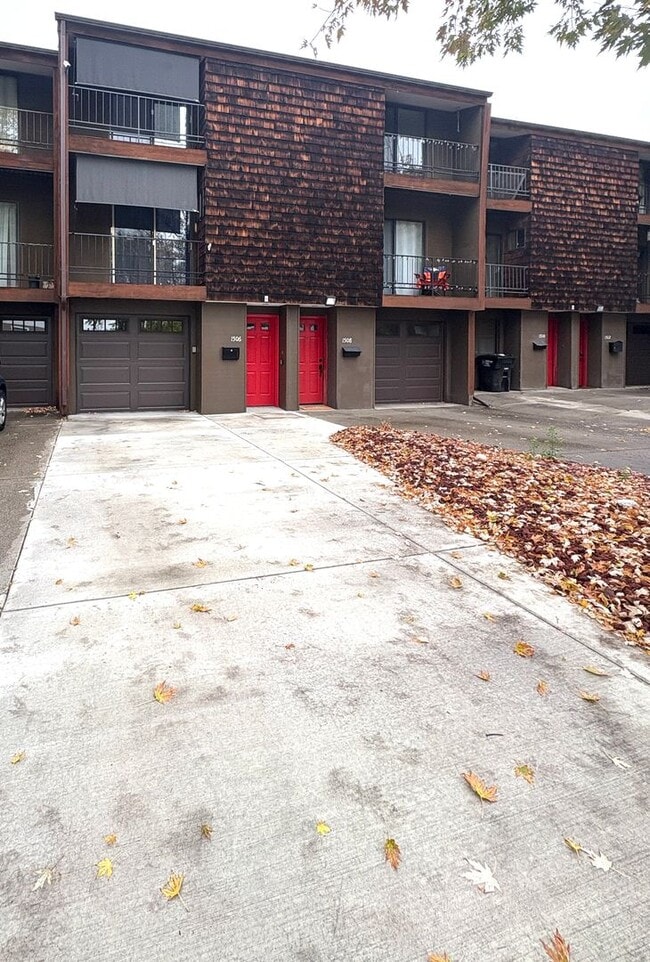 Building Photo - 1506 9th St W