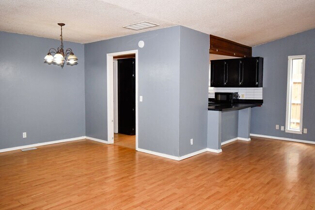 Foto del edificio - 4-Bed, 2-Bath Home in Broken Arrow Schools...