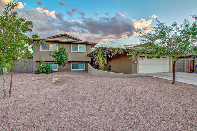 Foto del edificio - GORGEOUS REMODELED HOME WITH THEATER ROOM ...