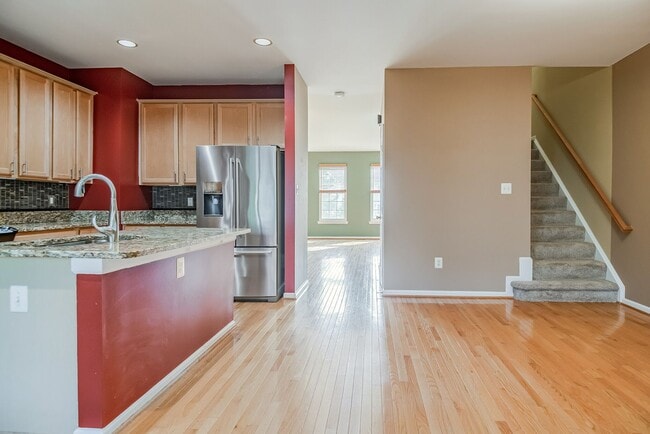 Building Photo - Stunning End Unit Townhome