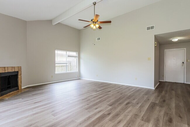 Foto del edificio - 12627 Day Hollow Ln