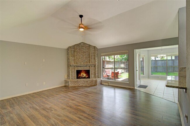 Foto del edificio - 16322 Chimneystone Dr