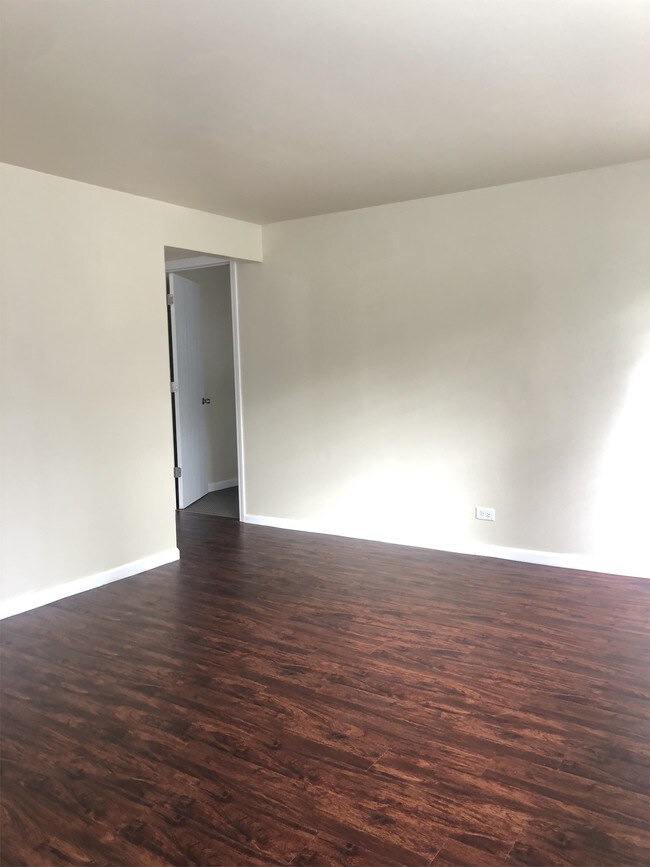 Foto del edificio - 328 Forest Glen Dr