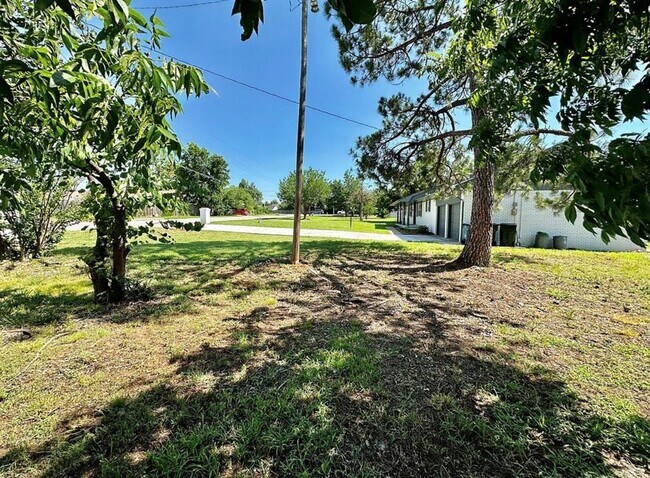 Foto del edificio - 3215 Oakwood Dr