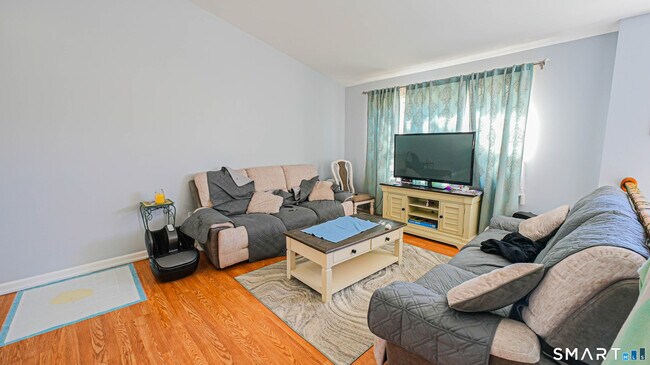 Building Photo - 76 Hickory Hill Dr