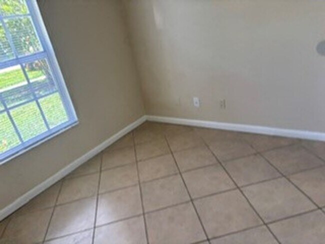 Foto del edificio - Freshly painted interior coming soon ! 3 bedroom 2 bathroom single family home