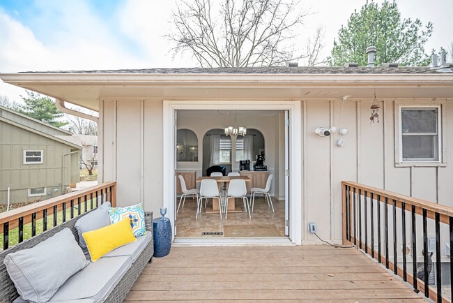 Building Photo - 413 SE Lana Ct