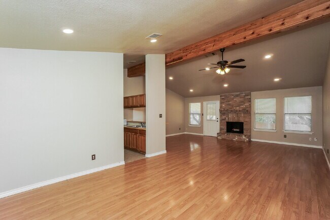 Foto del edificio - "Charming 3-Bedroom San Antonio Home with Cozy Fireplaces & Ample Storage!"