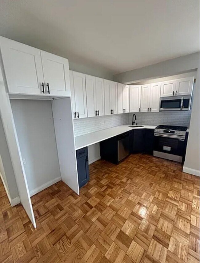 Foto del edificio - 230 Pelham Rd