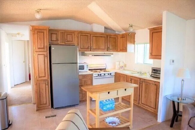 Foto del edificio - 10444 Sherman Grove Ave