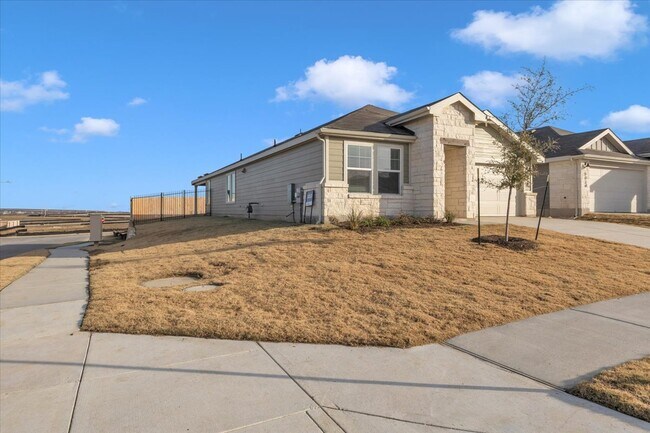 Foto del edificio - 5028 Hazelnut Ln