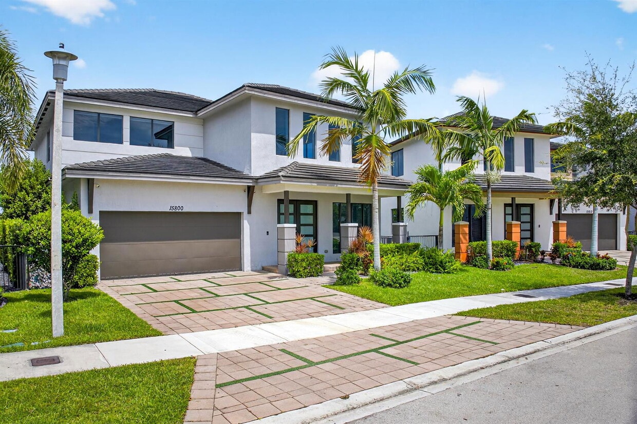Foto principal - Northwest 88th Avenue, Miami Lakes, FL 330...